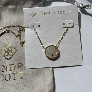 ✨Kendra Scott Sand Dollar Gold Pendant Necklace In Natural Mother of Pearl New✨